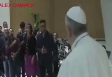 Un video muestra a Alex Campos compartiendo con el Papa en el Vaticano