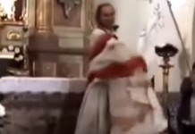 En Video: Captan a sacerdote bailando como mujer en plena misa. No lo podía creer