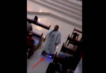 Video de sacerdote cantando sobre una patineta eléctrica arrasa en las redes sociales