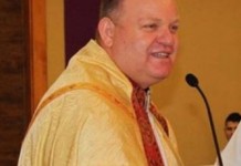 Un sacerdote perdió el dinero de los refugiados en apuestas