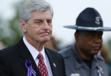 Gobernador de Mississippi firma ley que permite a cristianos negar servicios a parejas homosexuales