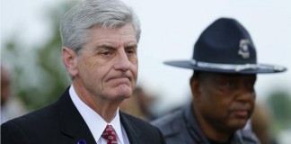 Gobernador de Mississippi firma ley que permite a cristianos negar servicios a parejas homosexuales