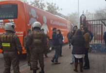 Lobby gay ataca con piedras a bus que defendía el matrimonio original en Chile