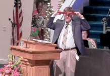 En Pleno Culto un Pastor Destruye Objetos de Nike en Protesta