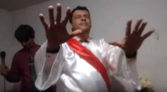 Se hace viral Video de un Pastor “transformando” Agua en Vino en iglesia
